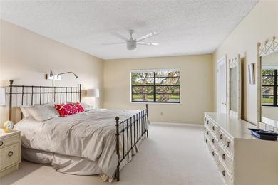 A well maintained, Move in ready, 3 bd, 2 bath unit with a - photo 31