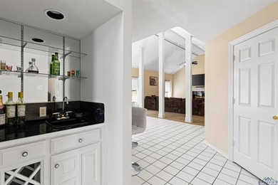 Welcome to a beautifully maintained 4-bedroom, 3-bathroom home - photo 10
