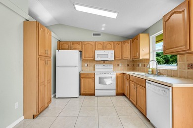 Welcome to your new home a beautifully maintained 3 bedroom, 2 - photo 11