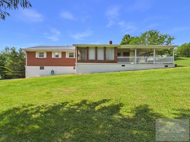 Welcome to this spacious and well maintained brick ranch home - photo 3
