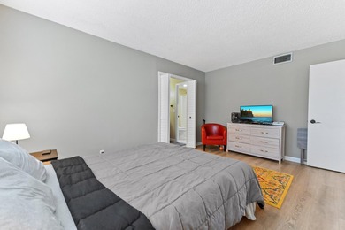 Prepare to be captivated by this gorgeously updated 2-bedroom - photo 10