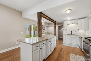 Luxury lakefront living! This one-of-a-kind waterfront home - photo 12