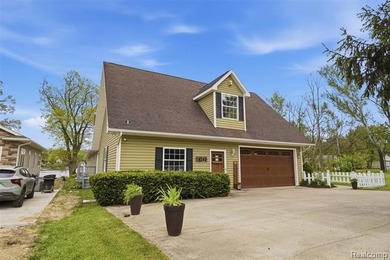 Luxury lakefront living! This one-of-a-kind waterfront home - photo 55