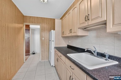 Welcome to this bright and spacious 1-bedroom, 1-bath unit - photo 11