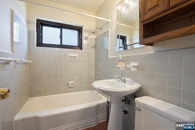 Welcome to this bright and spacious 1-bedroom, 1-bath unit - photo 13