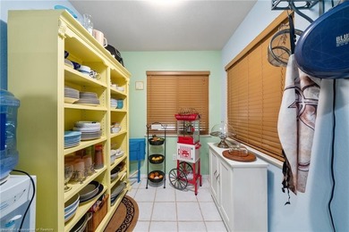 Beautifully furnished 2-bedroom, 2-bath canal-front villa with - photo 19