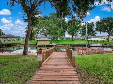 Beautifully furnished 2-bedroom, 2-bath canal-front villa with - photo 38