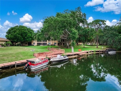 Beautifully furnished 2-bedroom, 2-bath canal-front villa with - photo 40