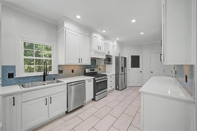 Impressive 5 bedroom , 3.5 bath Executive Home perfectly - photo 18
