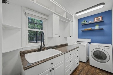 Impressive 5 bedroom , 3.5 bath Executive Home perfectly - photo 31