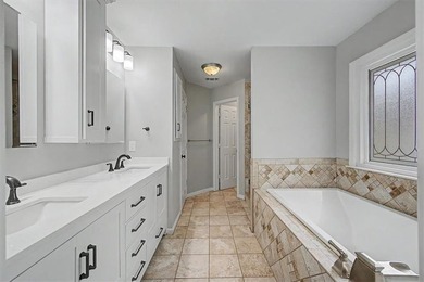 Impressive 5 bedroom , 3.5 bath Executive Home perfectly - photo 40