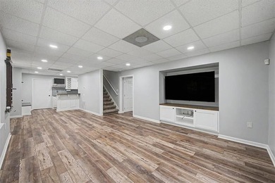 Impressive 5 bedroom , 3.5 bath Executive Home perfectly - photo 50