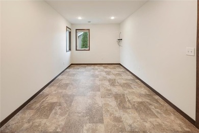 Gorgeous like-new patio home overlooking a peaceful pond and - photo 19