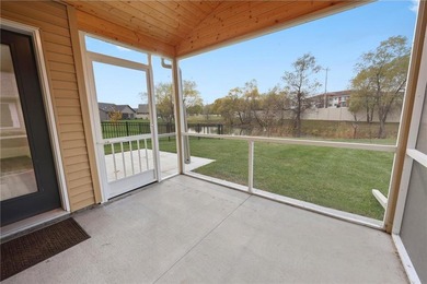 Gorgeous like-new patio home overlooking a peaceful pond and - photo 42