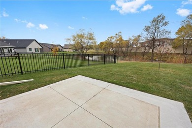 Gorgeous like-new patio home overlooking a peaceful pond and - photo 46