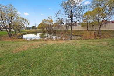 Gorgeous like-new patio home overlooking a peaceful pond and - photo 47