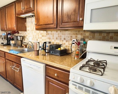Here's a fantastic opportunity for an owner-occupied investment - photo 17