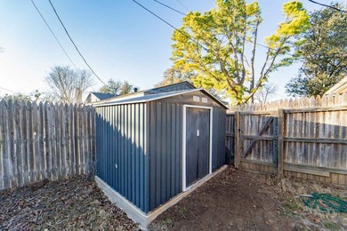 A well maintained 3 bedroom, 2 bath home located in the coveted - photo 28