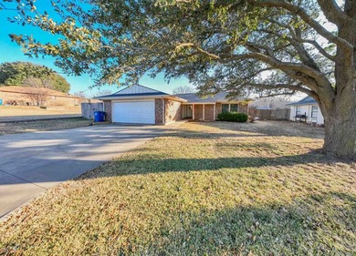 A well maintained 3 bedroom, 2 bath home located in the coveted - photo 32