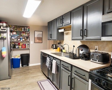 Here's a fantastic opportunity for an owner-occupied investment - photo 33