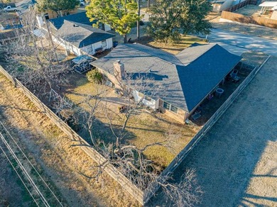A well maintained 3 bedroom, 2 bath home located in the coveted - photo 34