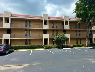 Discover this delightful first-floor unit in the sought-after - photo 3