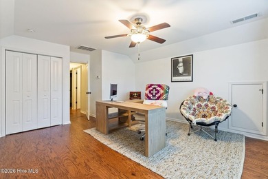 Welcome to this beautifully maintained home, perfectly situated - photo 38