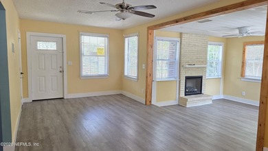 Adorable 3 bedroom Cottage Style Home with Detached Garage in - photo 7