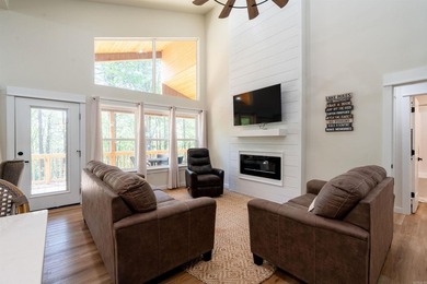 Lakefront, lake view, and lake access! Charming 3BR/2BA home - photo 11