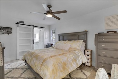 Gorgeous! Completely updated 2 BD, 2BA 1ST Floor, corner unit in - photo 18