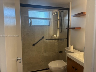 **Charming 1-Bedroom Apartment on Lincoln Road** Discover your