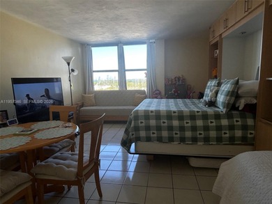 Ideal unit with fantastic city view, nice wall to wall windows