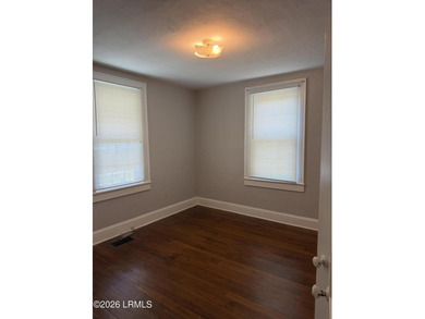 Great AFFORDABLE 2 bedroom older home with front porch, a mile - photo 12