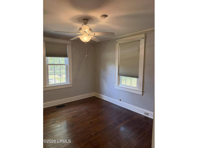 Great AFFORDABLE 2 bedroom older home with front porch, a mile - photo 14