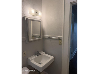 Great AFFORDABLE 2 bedroom older home with front porch, a mile - photo 17