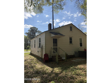 Great AFFORDABLE 2 bedroom older home with front porch, a mile - photo 20