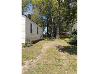 Great AFFORDABLE 2 bedroom older home with front porch, a mile - photo 21
