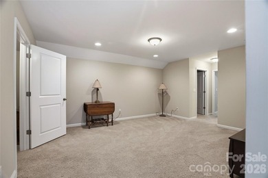 3 Bedrooms with a flex room/4th bedroom and a secondary living - photo 25