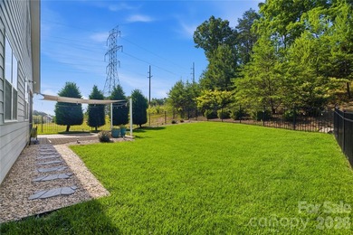 3 Bedrooms with a flex room/4th bedroom and a secondary living - photo 35