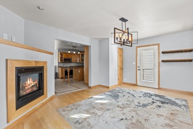 Stunning 5 Bed 3 Full Bath Historic Home w/ heated 2 car - photo 15