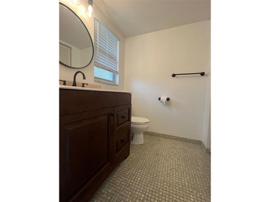 Gorgeous condo 3 miles from the beach! Condo on the second floor