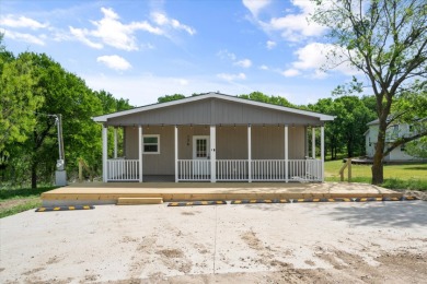 Well Maintained Manufactured home at RC LAKE! - photo 2