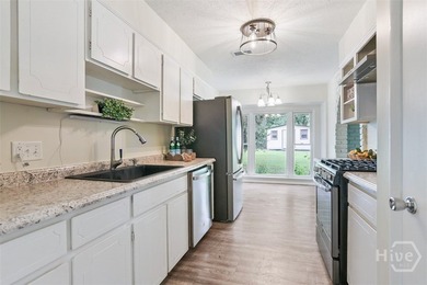 ALL-BRICK RANCH ON 0.74 ACRES with brand-new flooring - photo 4