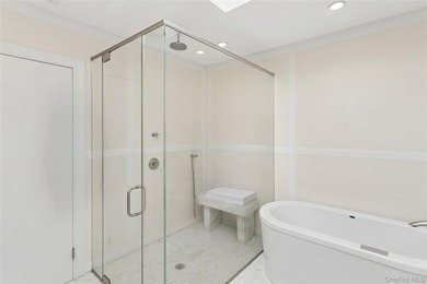 Welcome to this expansive 5-bedroom, 3.5-bathroom residence - photo 27