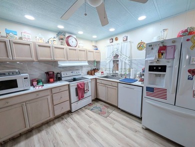 Movein ready 2 bed, 2 bath home in the 55+ community of Clover - photo 11
