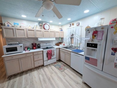 Movein ready 2 bed, 2 bath home in the 55+ community of Clover - photo 13
