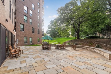 Clean, move-in ready, third floor 2-Bedroom condo in a thriving - photo 30