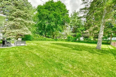 Welcome to 19 Loderdale Drive! This beautifully maintained - photo 32