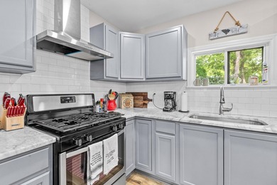 Welcome home! This is a beautiful 3br 2ba, brick ranch home - photo 14