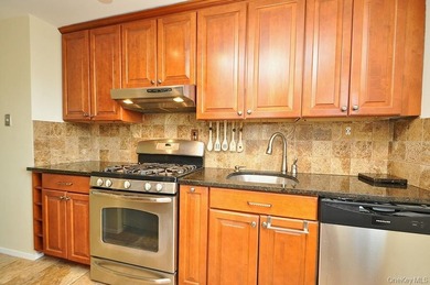 Perched on the top-floor corner, this sun-drenched 2-bedroom - photo 15